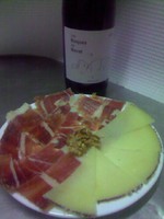 plato de jamon y queso servido con vino Roques de Benet en el restaurante la Era